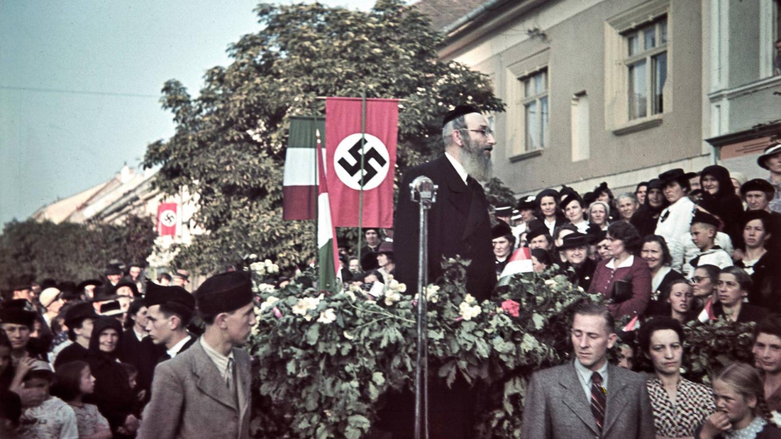 Rabbi köszönti a bevonuló magyar csapatokat 1940-ben Besztercén