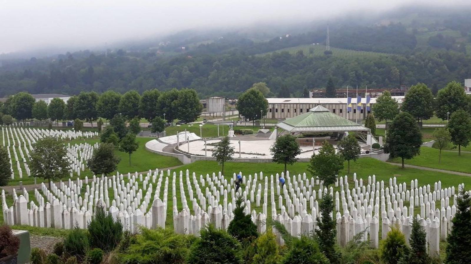 A Srebrenica Emlékközpont részben múzeum, részben temető