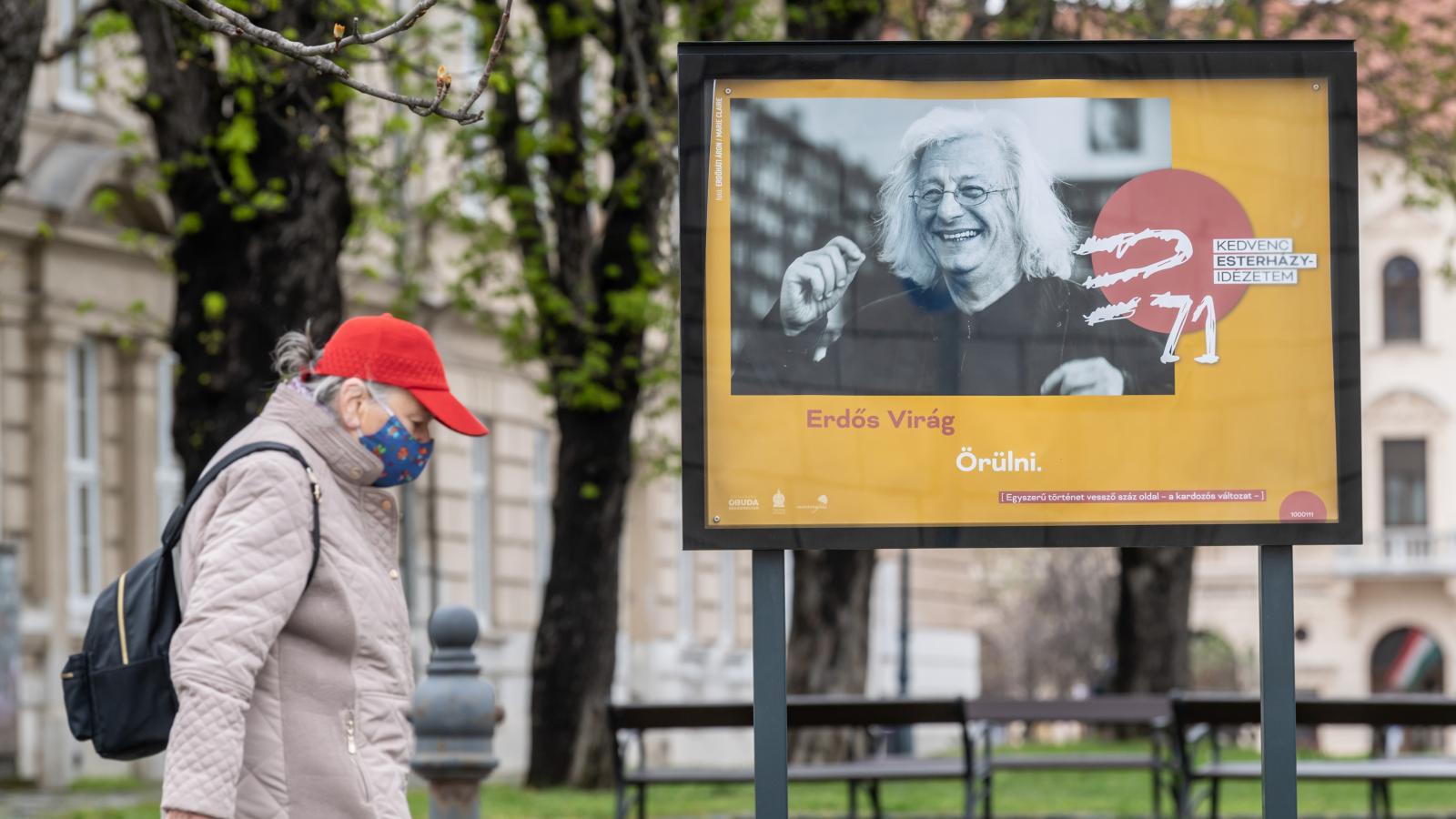 Köztéri plakátokkal, negyven hazai író, költő kedvenc Esterházy idézetével, korábban nem publikált fotókkal és felolvasással ünnepli a harmadik kerület Esterházy Péter születésnapját 2021. április 14-én.