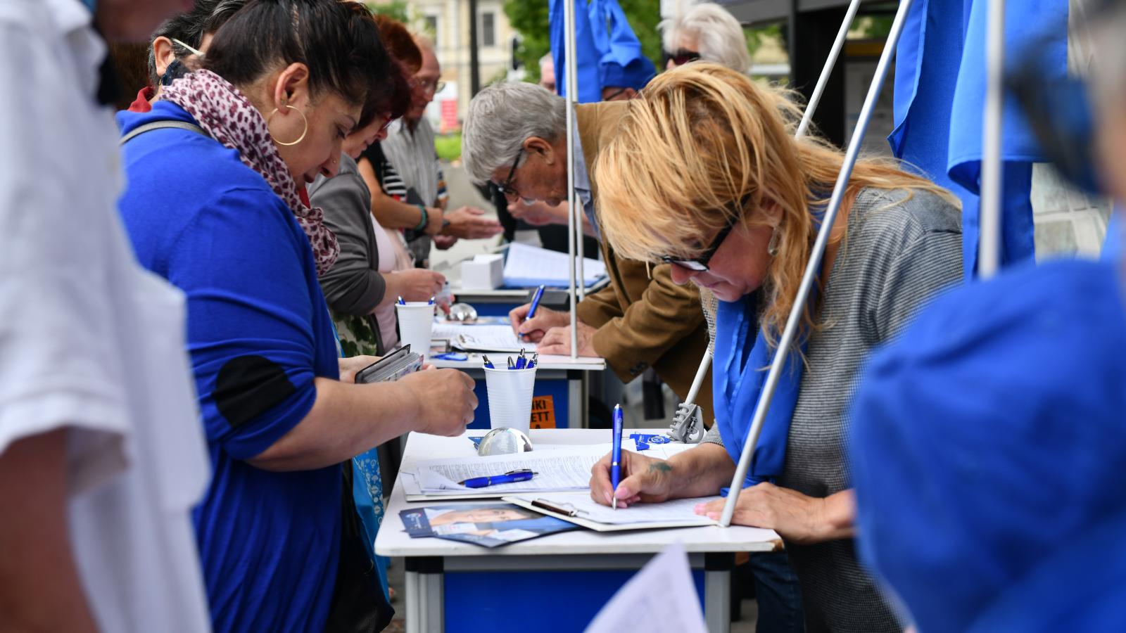 Képünk ilusztráció. DK-stand a Széll Kálmán téren.