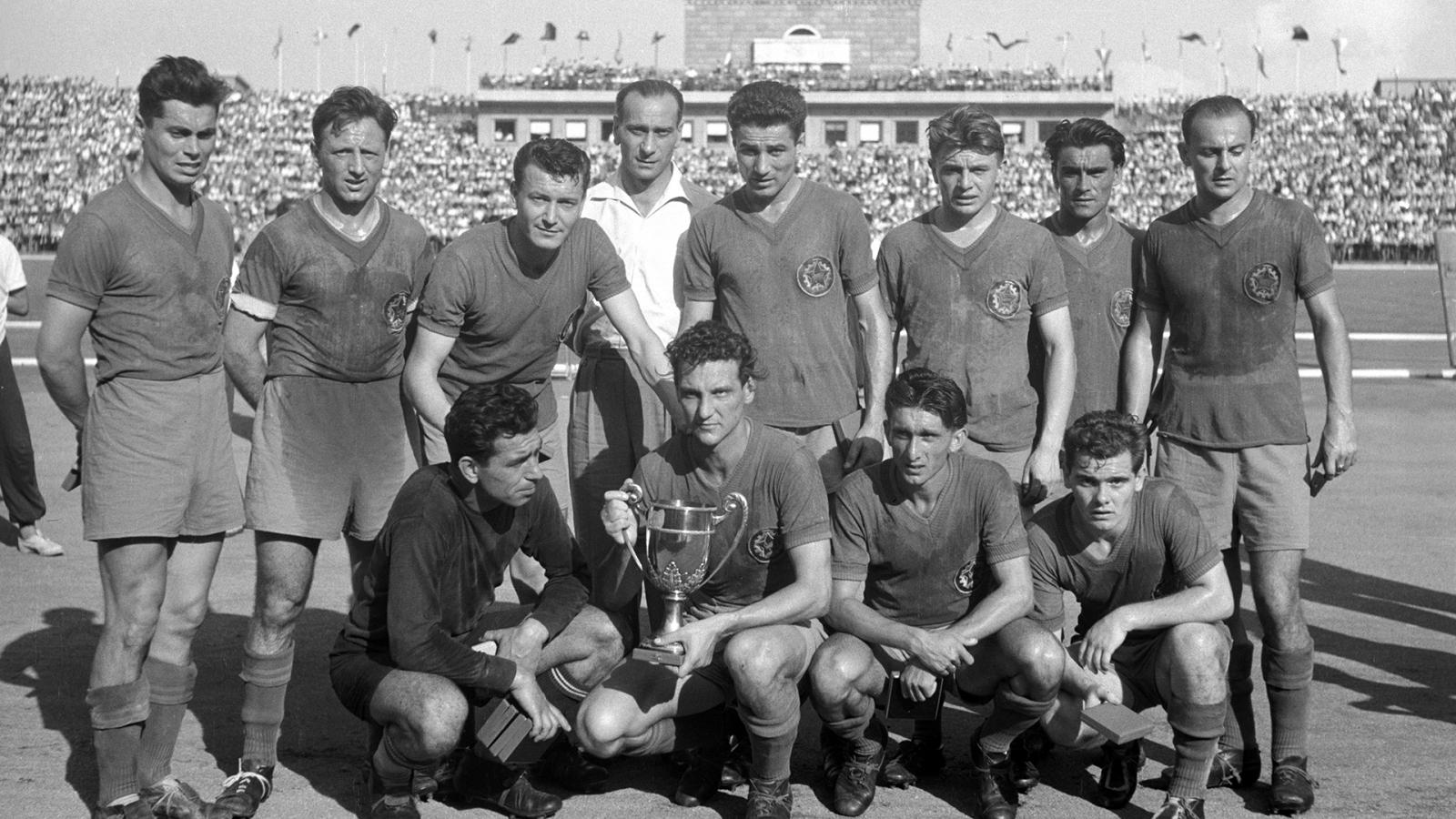 A Vasas 1955-ös MNK-győztes csapata a Honvéd elleni mérkőzés után a Népstadionban