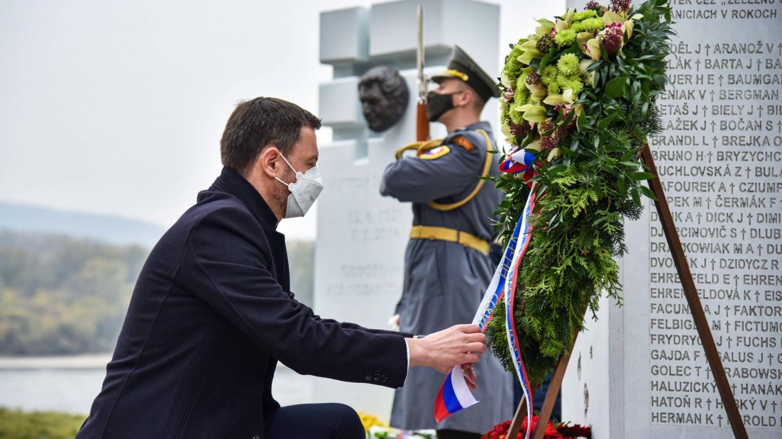 A  Bársonyos forradalom 32. évfordulójára emlékeztek Pozsonyban. Heger kormányfő koszorúzott, a szélsőjobb és Robert Fico hívei tüntettek a szigorítások ellen.