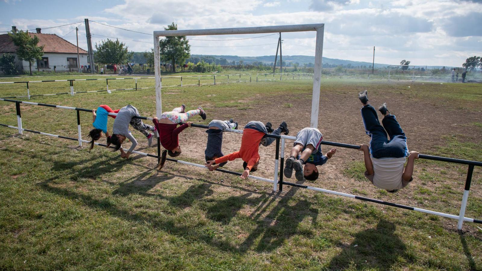 2021.09.21. Encs község része Fügöd. Lakosainak jelentős része Roma származású állampolgár. Sokan mélyszegénységben élnek. A koronavírus nem kímélte a község lakosait sem, sokan közülük megbetegedtek, kórházba kerültek. Ennek ellenére jelentős az oltásell