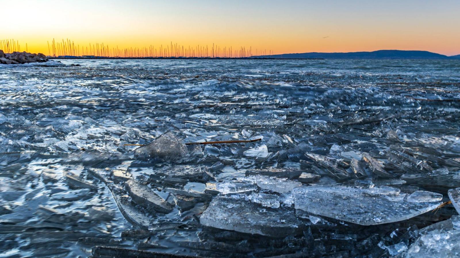 A viharos erejű szél miatt összetorlódott jég a Balatonnál a balatonfenyvesi parton január 30-án