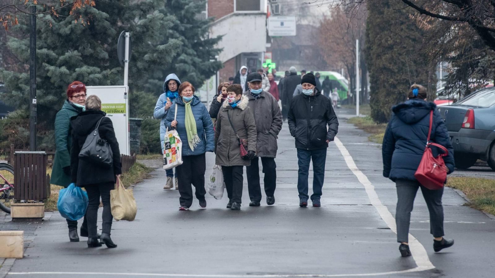 Csíkszeredai utcakép. Erdélyben is sokszínű a magyarság.