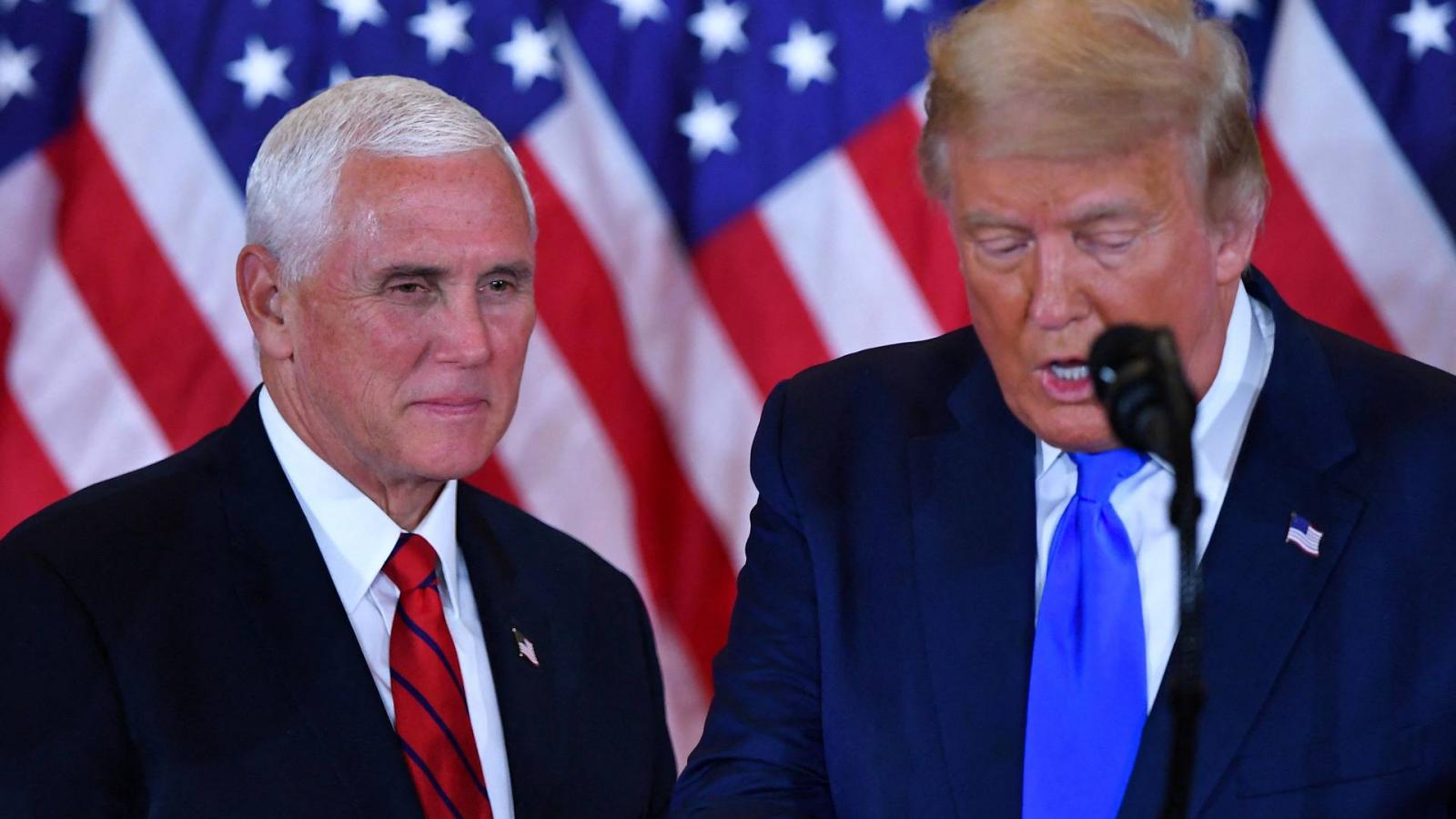 Mike Pence és Donald Trump az  elnökválasztás estéjén, 2020. november 3-án