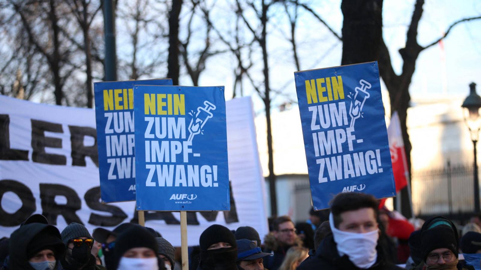 A kötelező oltás ellen Bécsben egymást érték a tüntetések