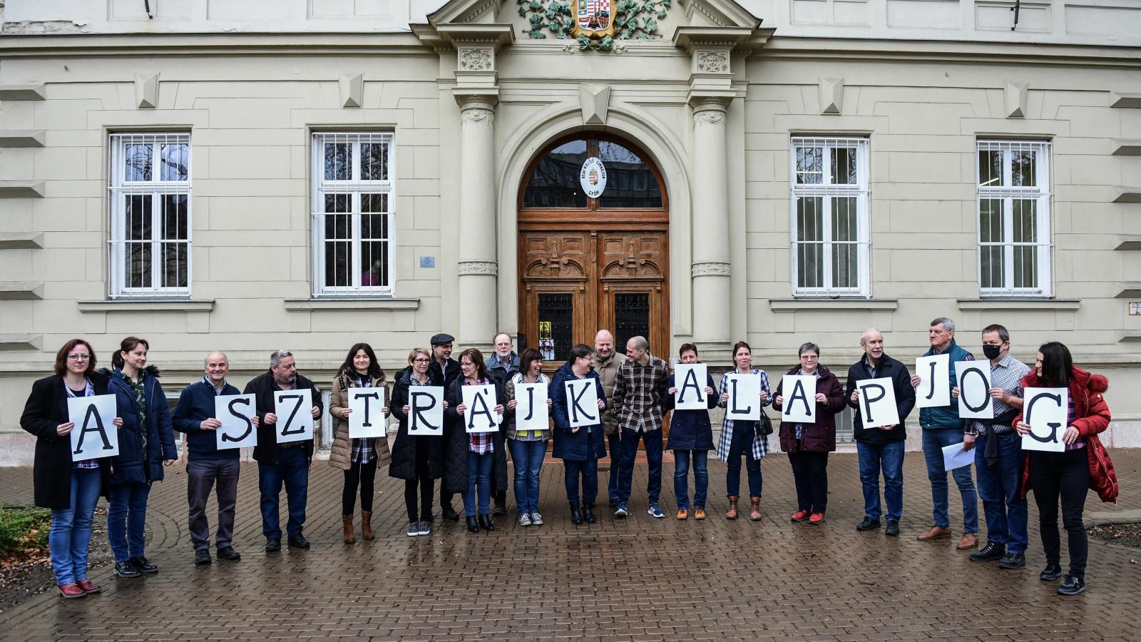 <p>A győri Révai Miklós Gimnáziumban 22 pedagógus döntött a tiltakozás radikálisabb formája mellett</p>