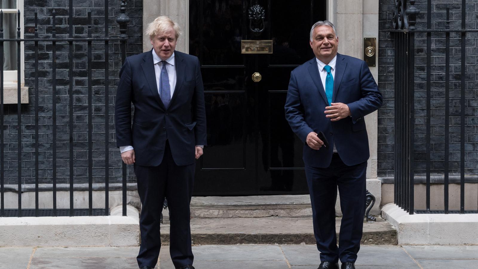 Jonson és Orbán 2021 május 28-án a Downing Street 10. előtt