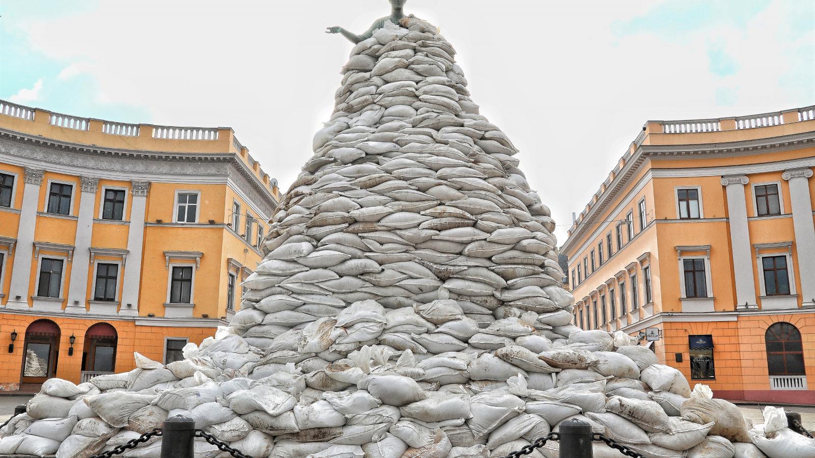 <p>Richelieu herceg emlékművét homokzsákokkal vették körül a Prymorskyi Boulevardon Odesszában</p>