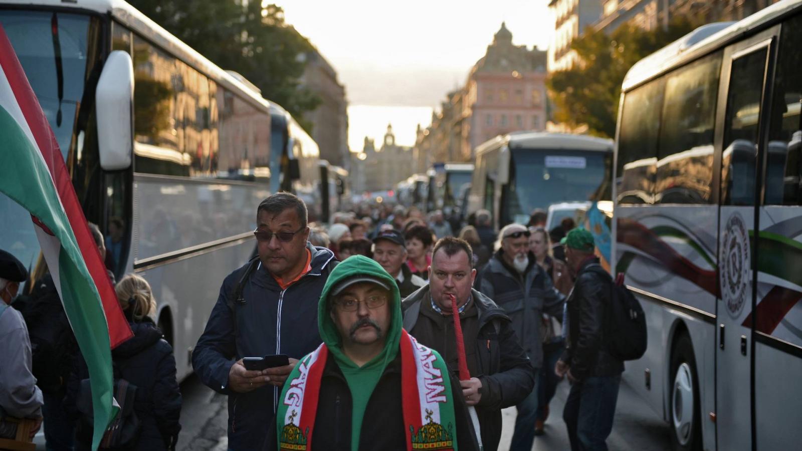 Békemeneteseket szállító buszok még 2021. október 23-án