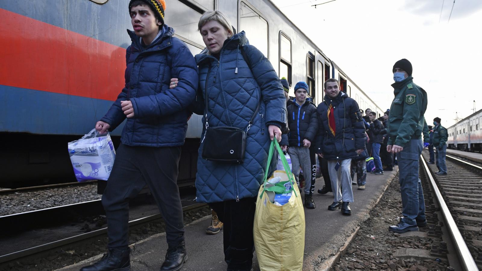 Noha folyamatosan érkeznek a menekültek Magyarországra,az Oroszország elleni uniós szankciókat a kormánypártiak harmada túlzónak tartja