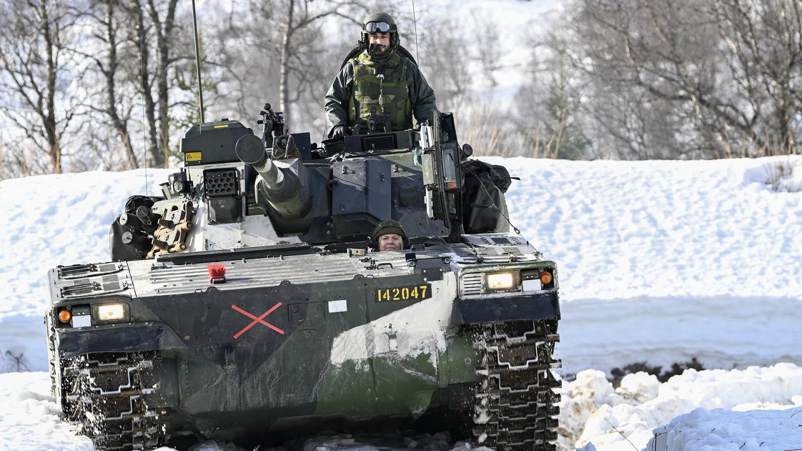 Magdalena Andersson svéd miniszterelnök vezet egy harci járművet a Cold Response 22 nemzetközi hadgyakorlaton március 21-én.