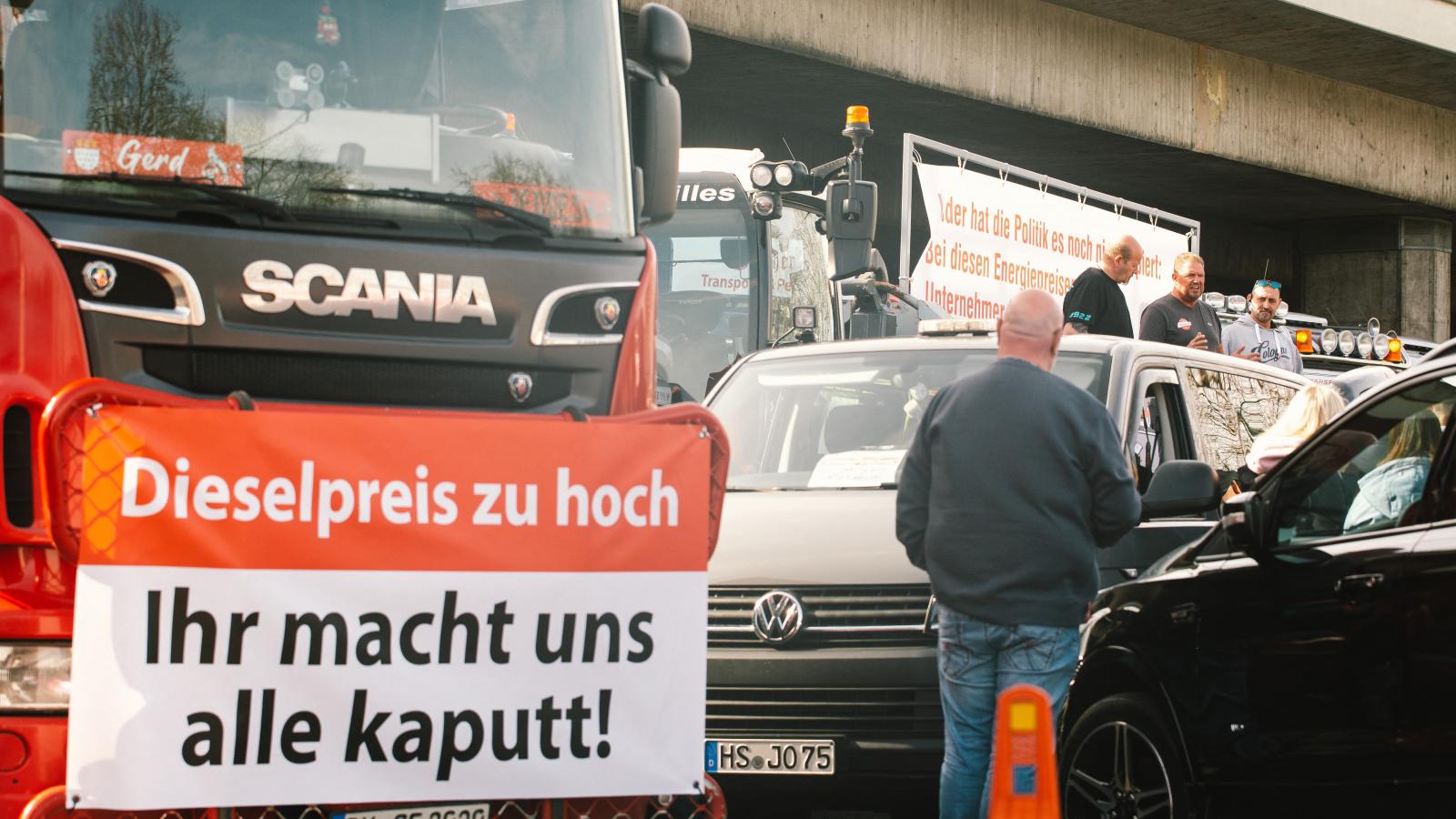 500 német kamionos gyűlt össze egy kölni demonstráción