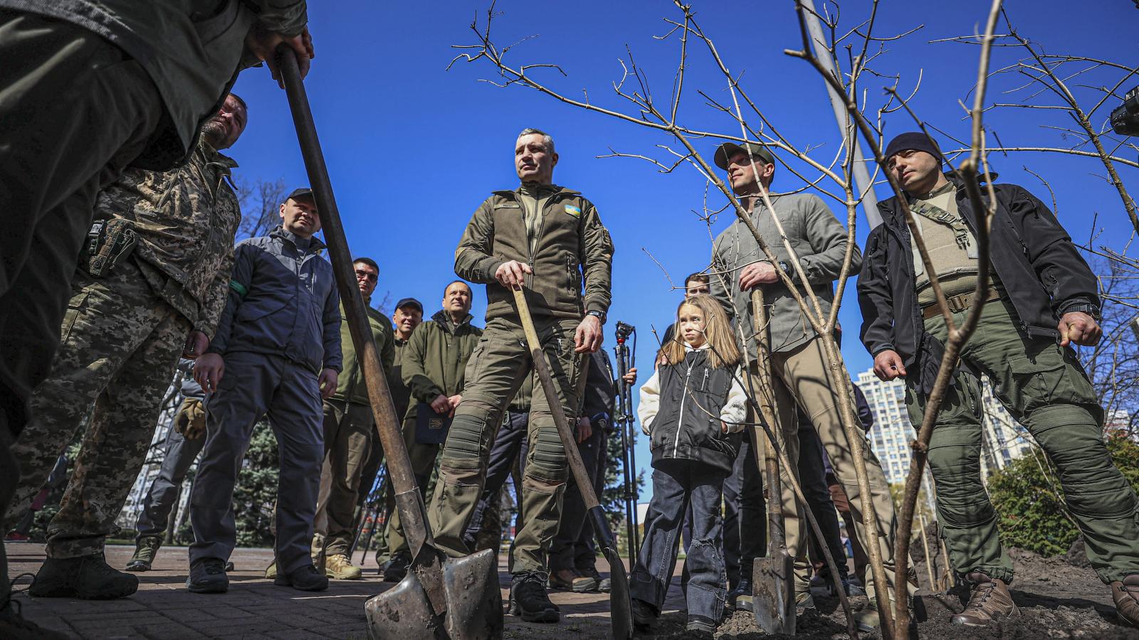 Kijevben parkot alapítottak az ostrom alatt álló déli kikötőváros, Mariupol hőseinek