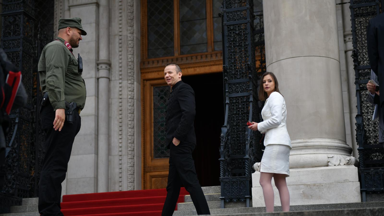 Dúró Dóra és Toroczkai László az Országház kapujában 2022 májusában