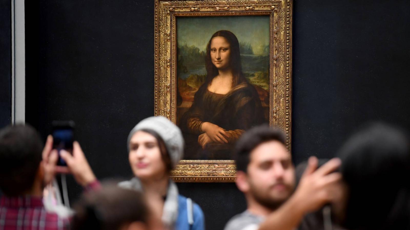 Érdekesség, hogy a Mona Lisa nem része az időszakos tárlatnak, azt az állandó kiállításon, a szokott helyén lehet megnézni