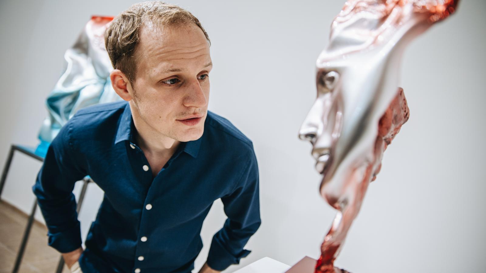 Az alkotó előtt szobrainak ötlete misztikus módon jelent meg