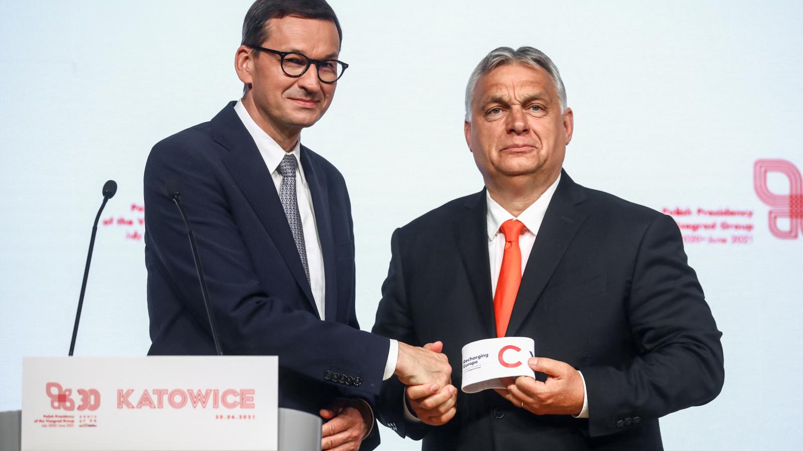 Mateusz Morawiecki lengyel miniszterelnök Orbán Viktorral. Morognak