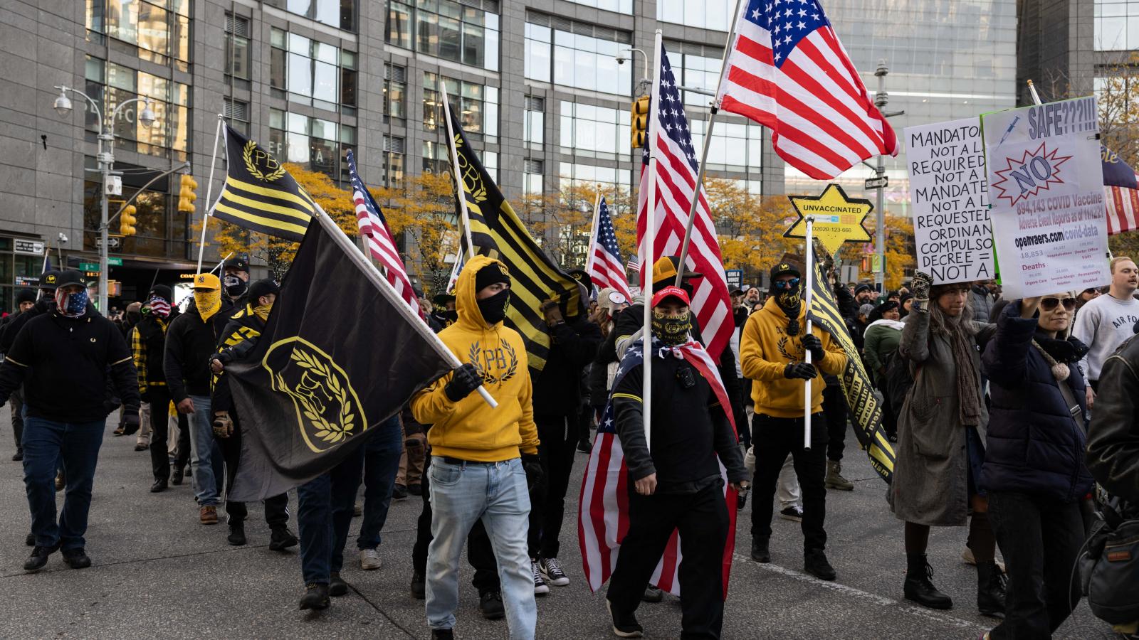 A Proud Boys tagjai tavaly novemberben a Covid-oltások ellen tiltakoztak