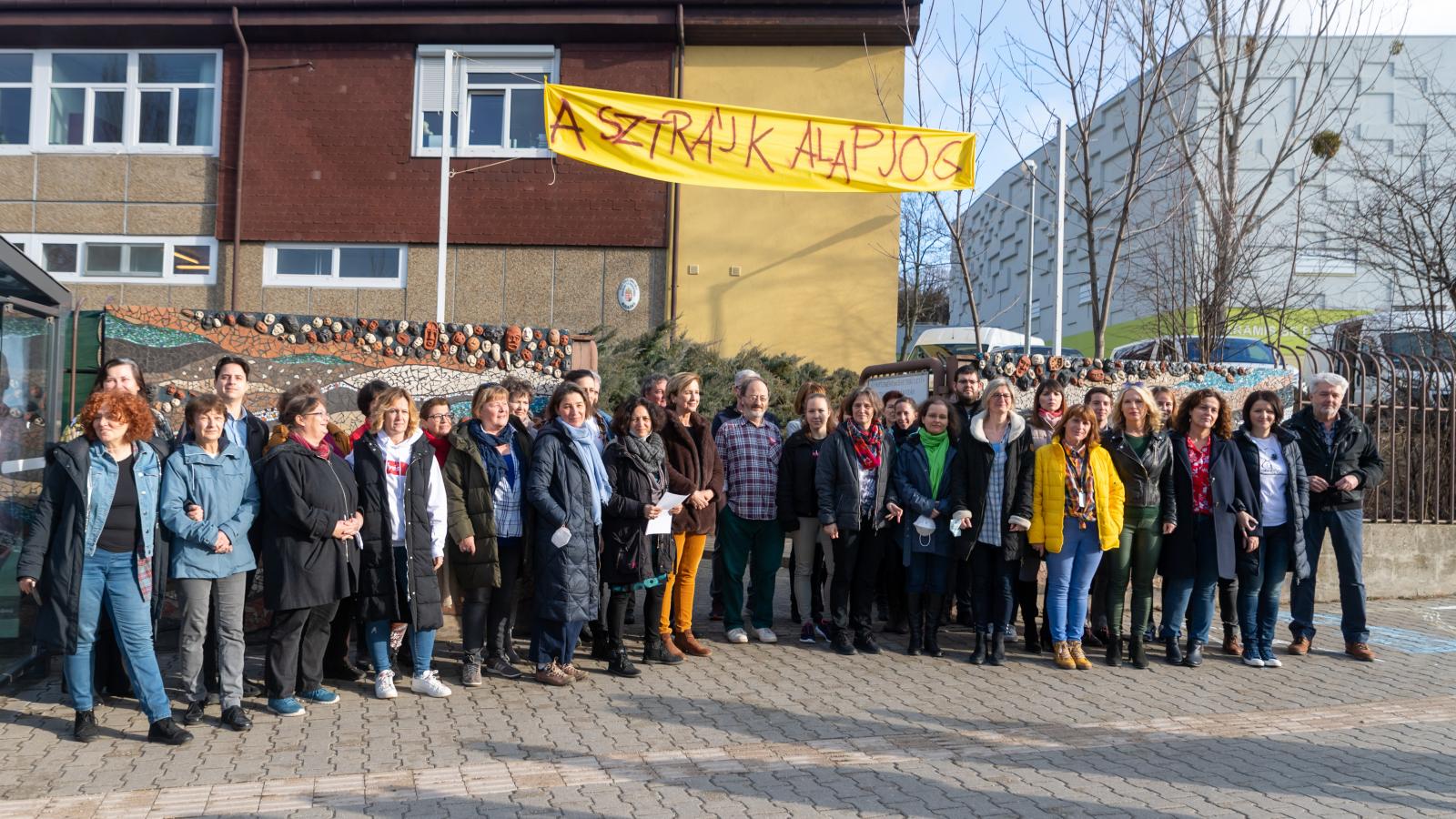 Sztrájkoló pedagógusok az Illyés Gyula Gimnáziumnál 2022. február 16-án. 