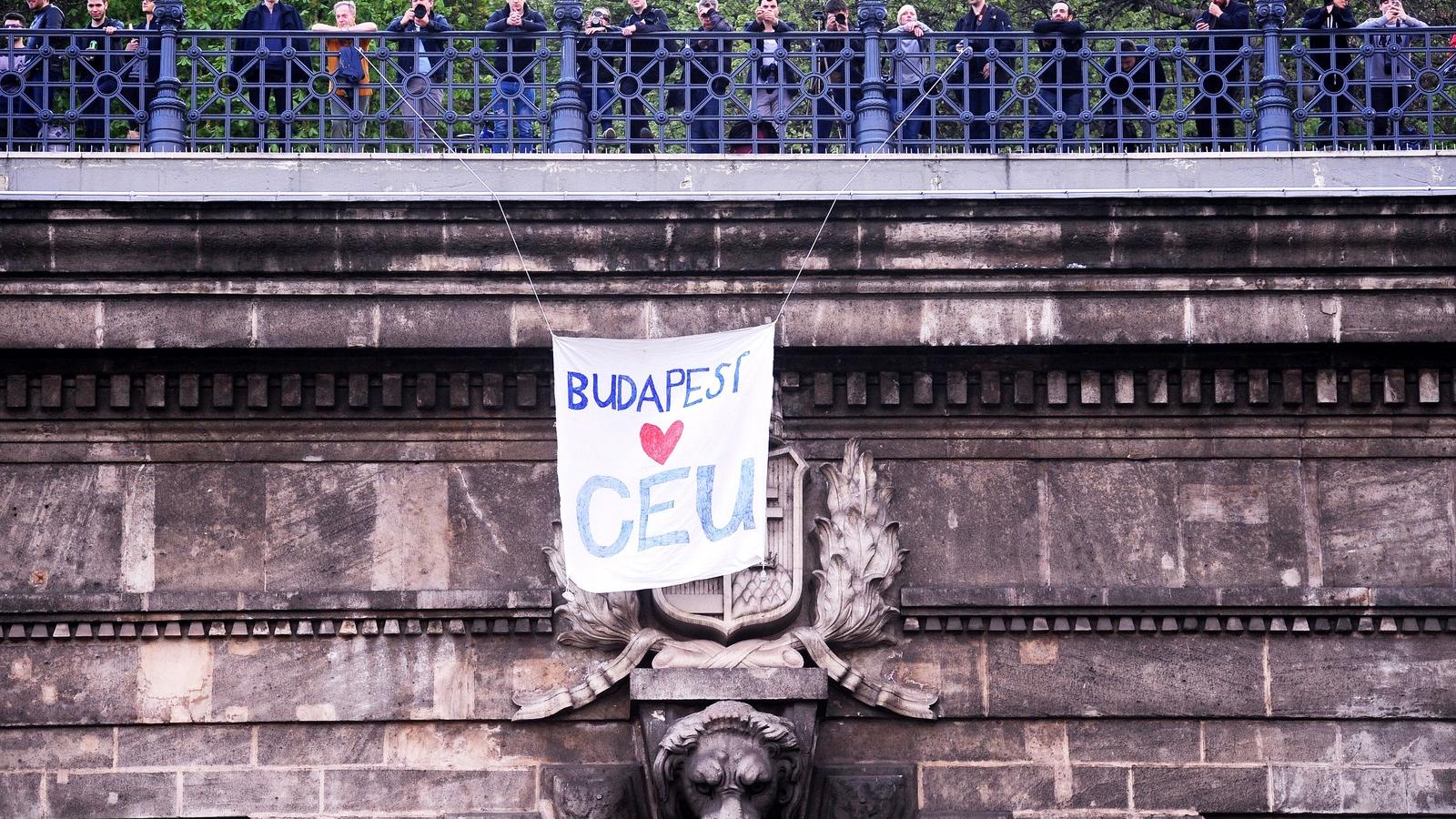 Több képviselő élesen bírálta a CEU elüldözését Budapestről