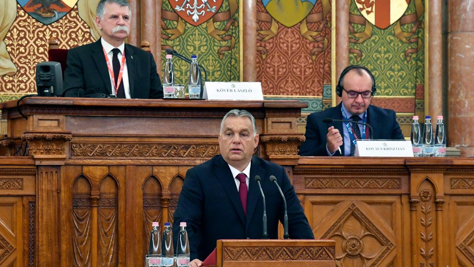 Egy szintre hozzák Orbán Viktor kormányfő fizetését Kövér László házelnökével