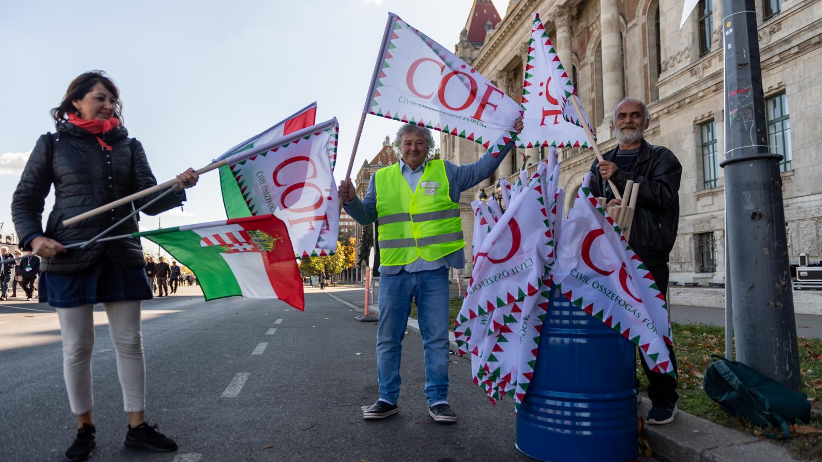 A magyar mellé CÖF-zászlót kínálnak egy hordóból a tavaly októberi Békemeneten