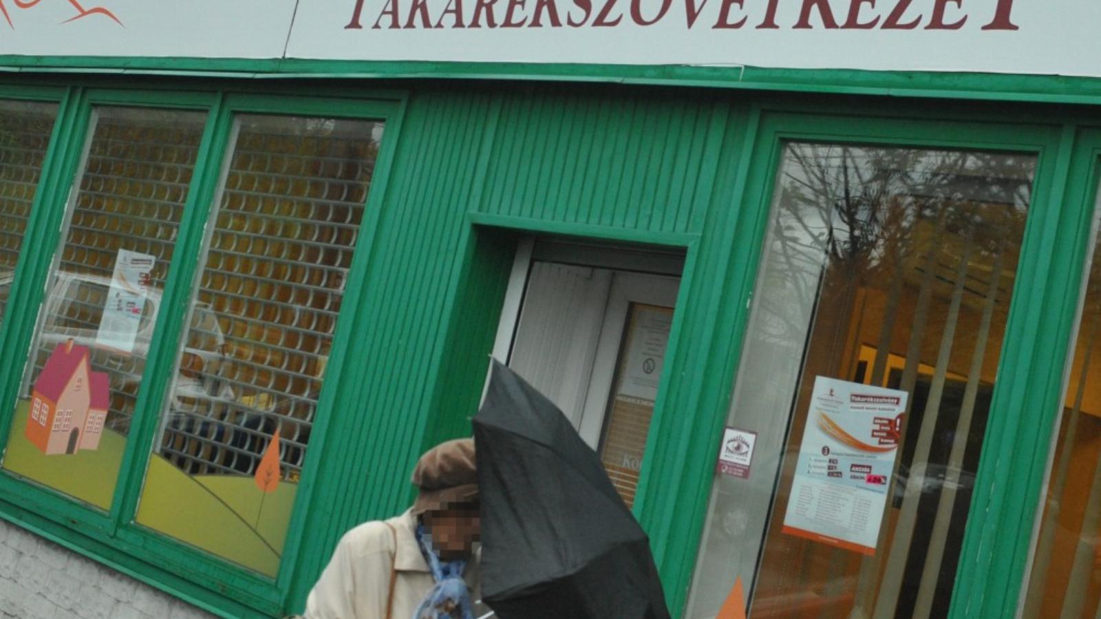 Nem vonultak el a viharfelhők a takarékok feje felől, sőt úgy tetszik, mintha sűrűsödnének FOTÓ: TÓTH GERGŐ