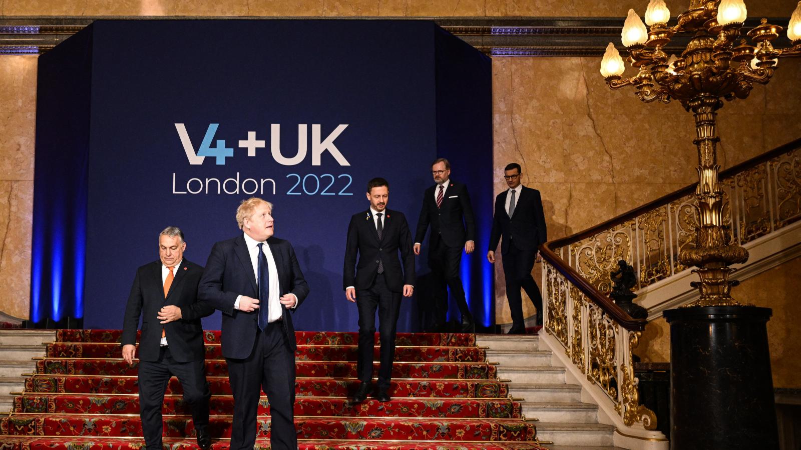 Orbán Viktor és Boris Johnson, mögöttük pedig Eduard Heger szlovák, Petr Fiala cseh és Mateusz Morawiecki lengyel miniszterelnök a V4 és az Egyesült Királyság 2022. március 8-i londoni csúcstalálkozóján