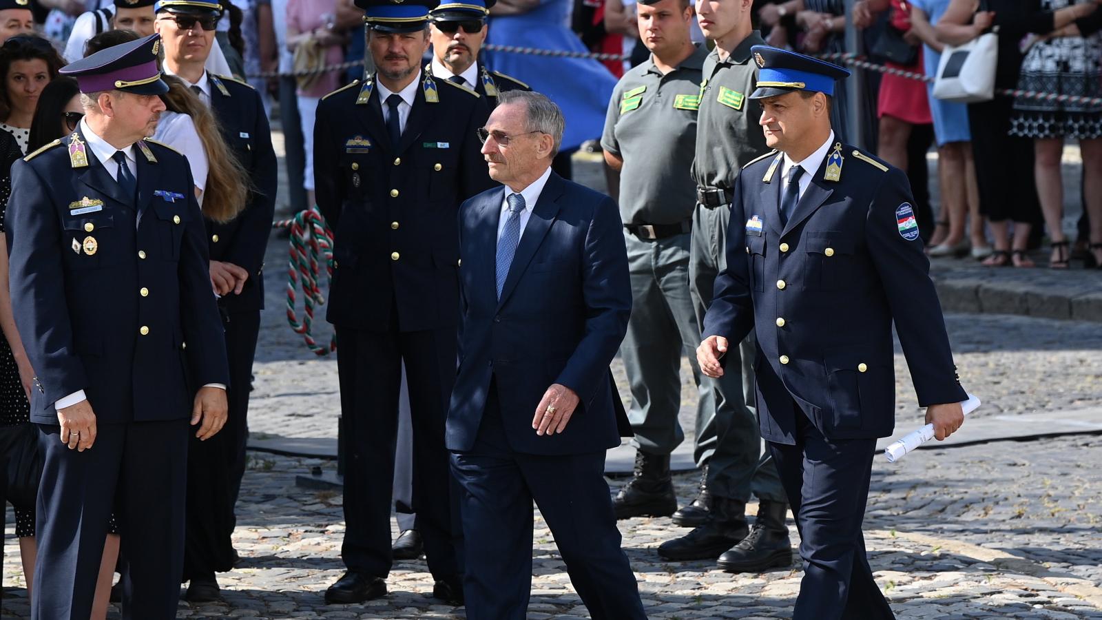 Budapest, 2022. július 2.
Pintér Sándor belügyminiszter (k) érkezik a Nemzeti Közszolgálati Egyetem Rendészettudományi Kara és Katasztrófavédelmi Intézete tisztavatási ünnepségére a Kapisztrán téren 2022. július 2-án.
