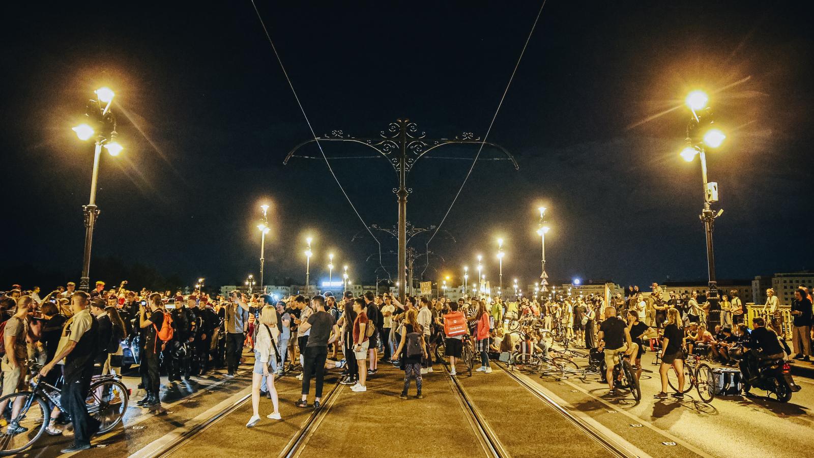 Egy korábbi, katás-tüntetés a Margit hídon, amikor a villamossíneket is elfoglalták