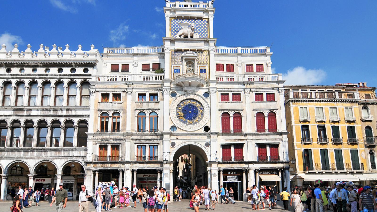 Torre dell`Orologio a helyzete miatt tökéletes hely arra, hogy speciális érzékelőket helyezzenek el az építőanyagok károsodásáért felelős szennyező anyagok kimutatására