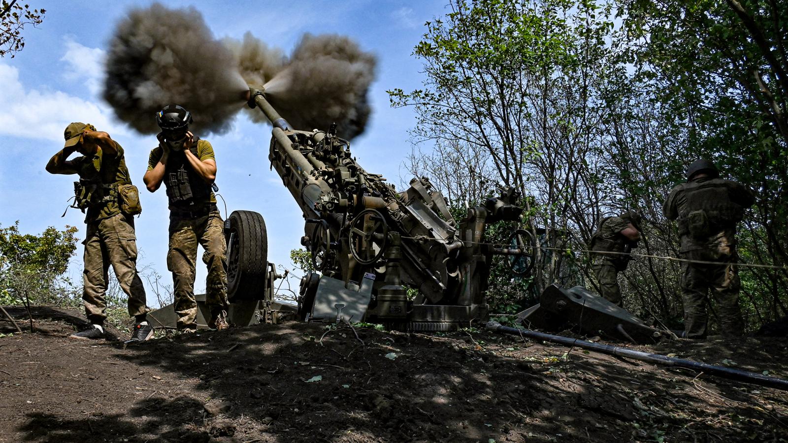 Ukrán fegyveresek tüzelnek egy amerikai gyártmányú M777-es tarackkal a frontvonalon elfoglalt helyükről Harkiv térségében 2022. augusztus 1-jén, az Ukrajna ellen indított orosz katonai invázió közepette.