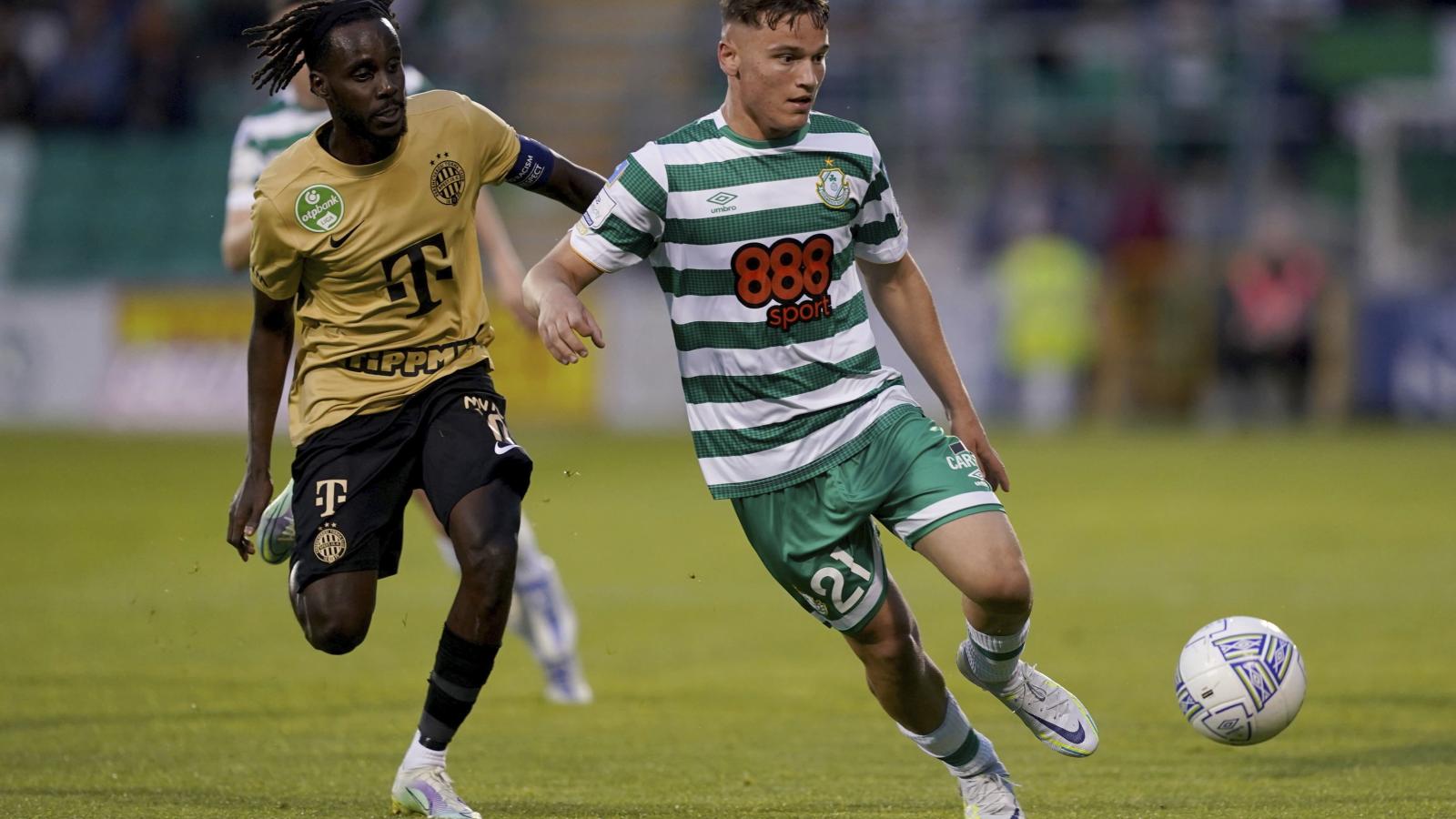 Justin Ferizaj, a Shamrock Rovers (j) és Tokmac Chol Nguen, a Ferencváros játékosa a labdarúgó Európa-liga selejtezõjének negyedik fordulójában 