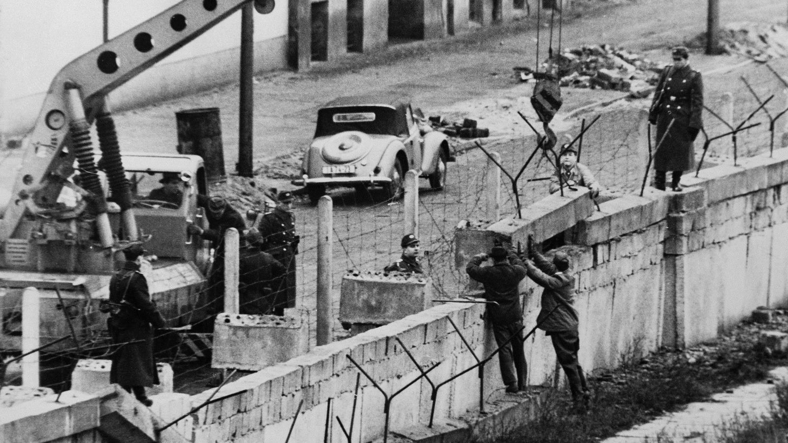 Sivár emlék 1962-ből: még jobban megerősítik a berlini falat FOTÓ: EUROPRESS/GETTY IMAGES/HULTON ARCHIVE