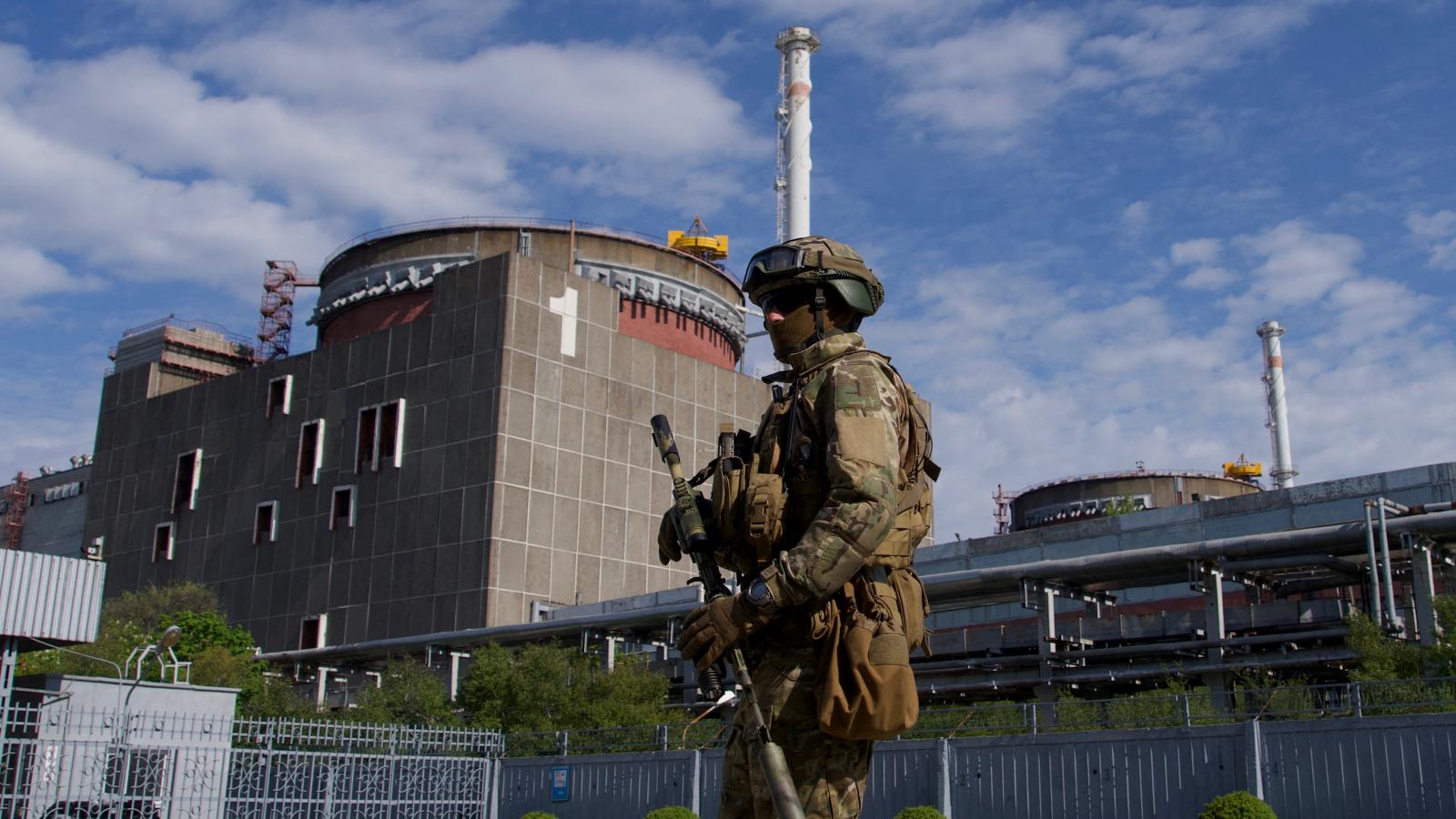 Orosz katona a zaporizssjai atomerőmű előtt. 