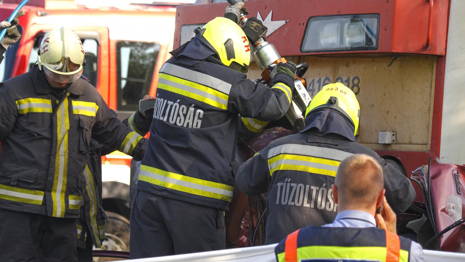 Heten ültek a felismerhetetlenségi összeroncsolódott ötszemélyes autóban