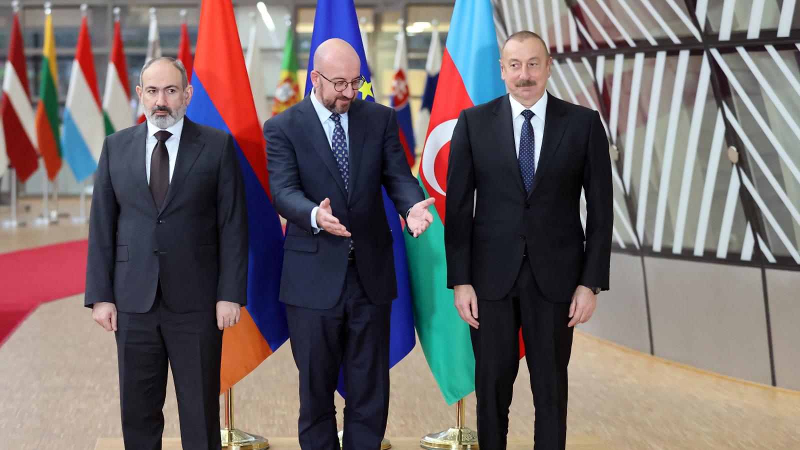 Idén áprilisban Brüsszelben Charles Michel, az Európai Tanács elnöke békítgette sikertelenül Nikol Pasinján örmény kormányfőt és Ilham Alijev azeri elnököt