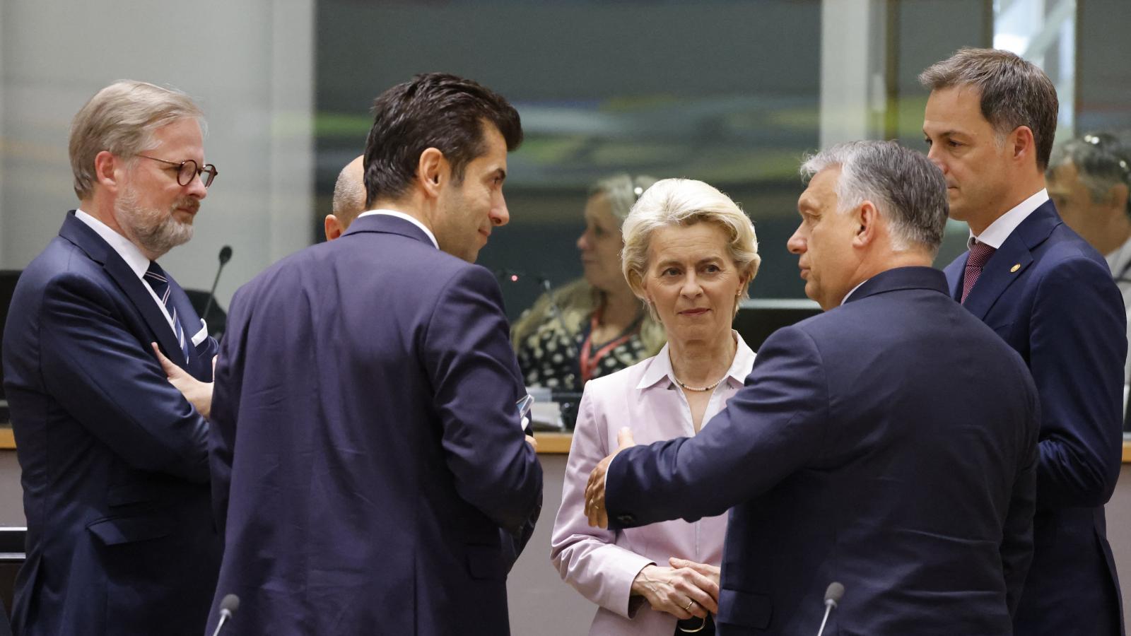 Orbán Viktor Ursula von der Leyen bizottsági elnök, Kiril Petkov bolgár és Eduard Heger szlovák miniszterelnök társaságában. Balról Petr Fiala figyel