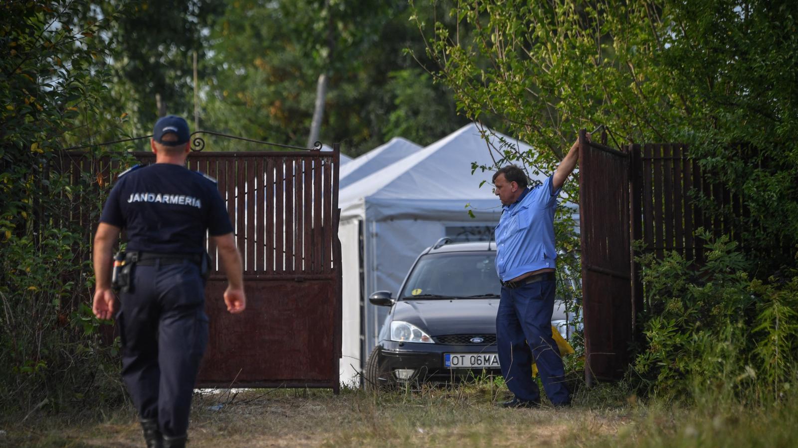 Helyszínelők 2019-ben, a gyilkos házánál. 