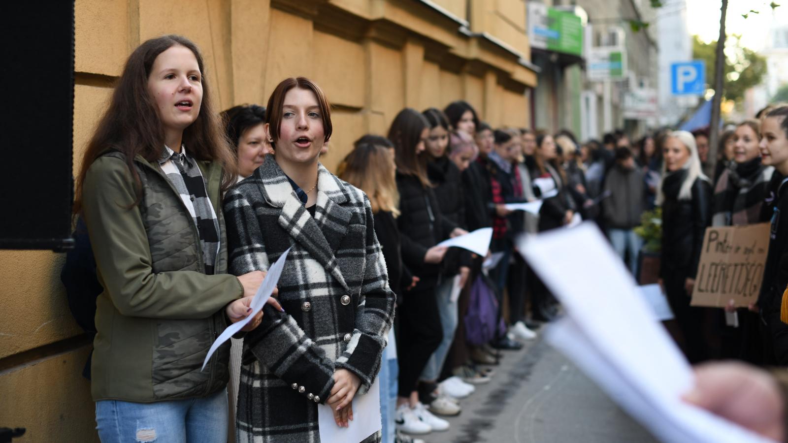 Szinyeis diákok élőlánca, kiállása a tanárokért, az oktatás szabadságáért tavaly októberben