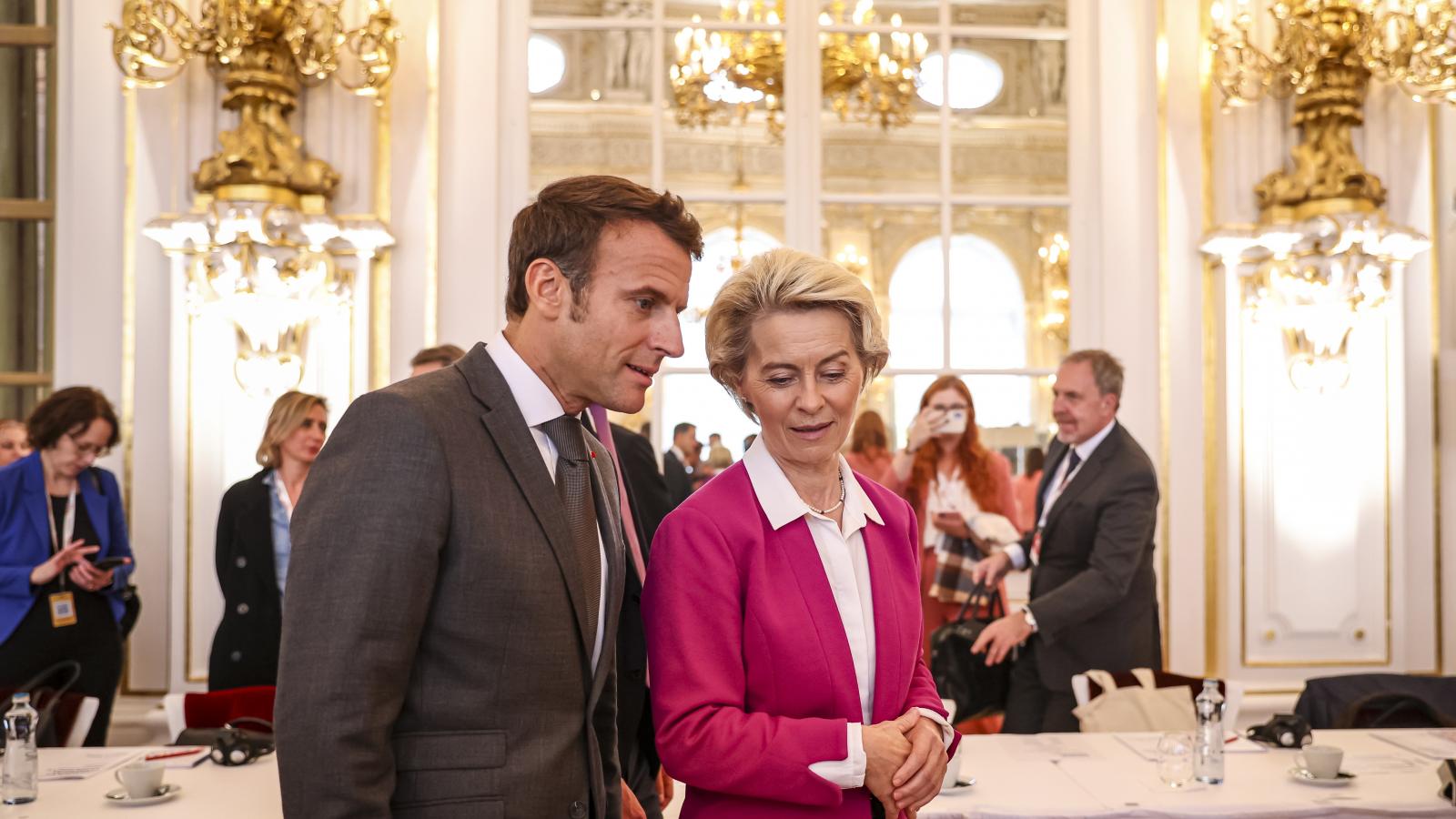 Emmanuel Macron francia elnök és Ursula von der Leyen, az Európai Bizottság elnöke az Európai Politikai Közösség elsõ, prágai csúcstalálkozóján 2022. október 6-án