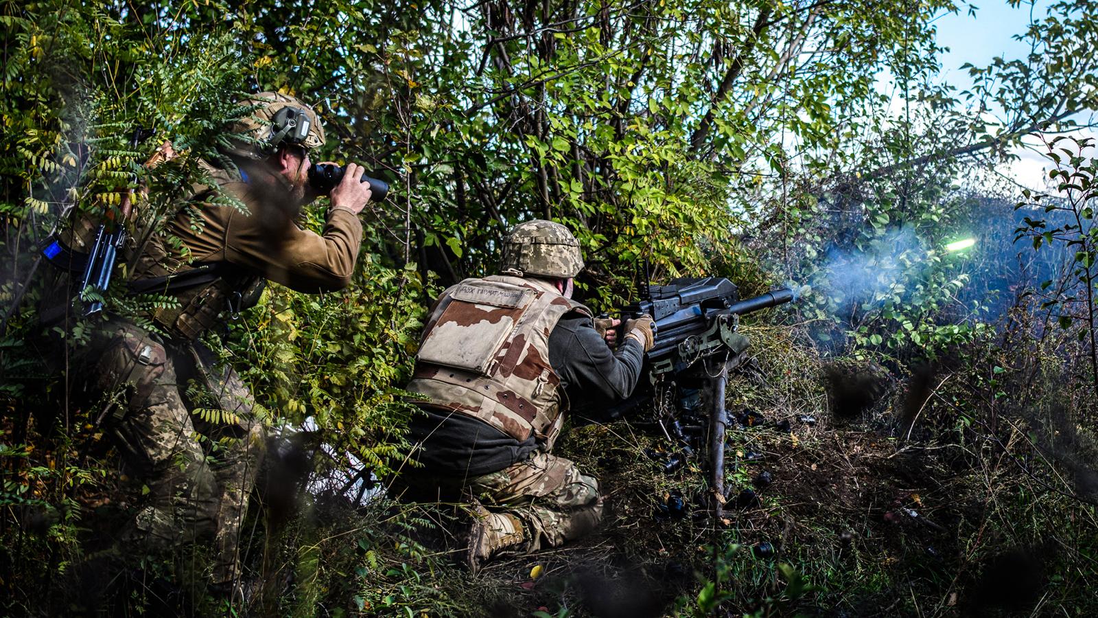 Az ukrán 5. rohamgyalogsági ezred egyik katonája egy amerikai gyártmányú MK-19-es automata gránátvetővel lő az orosz állások felé kevesebb mint 800 méterre a Donyecki területen lévő Toretszk melletti frontvonalon 2022. október 12-én.