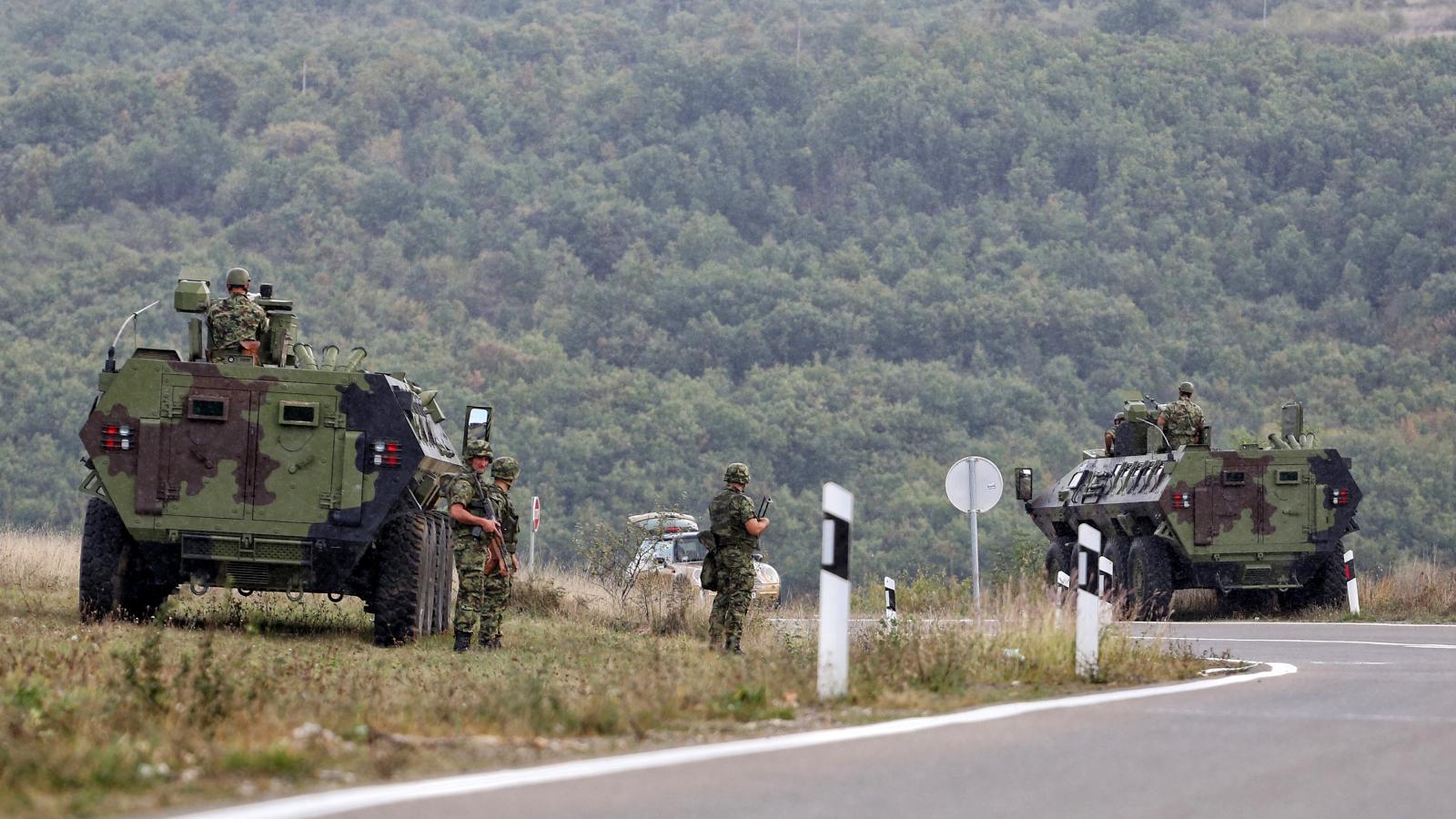 Szerb katonák 2021. szeptember 27-én a koszovói határ közelében fekvő kisváros, Rudnica mellett