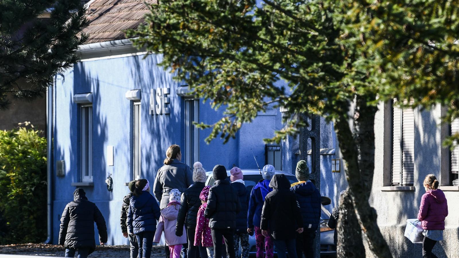 Agyagosszergényben a helyi futballcsapat öltözőjében tartanak tanórákat