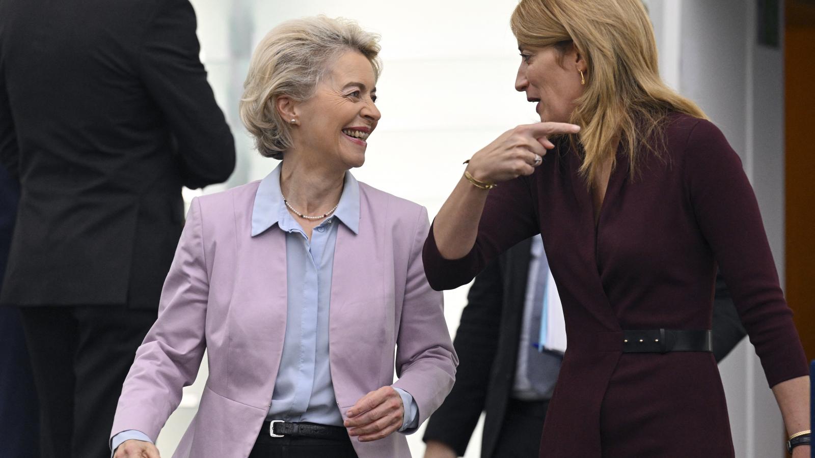 Ursula von der Leyen bizottsági elnök Roberta Metsolával, az Európai Parlament elnökével. Akár bizalmatlansági indítvány is lehet a magyar ügyből