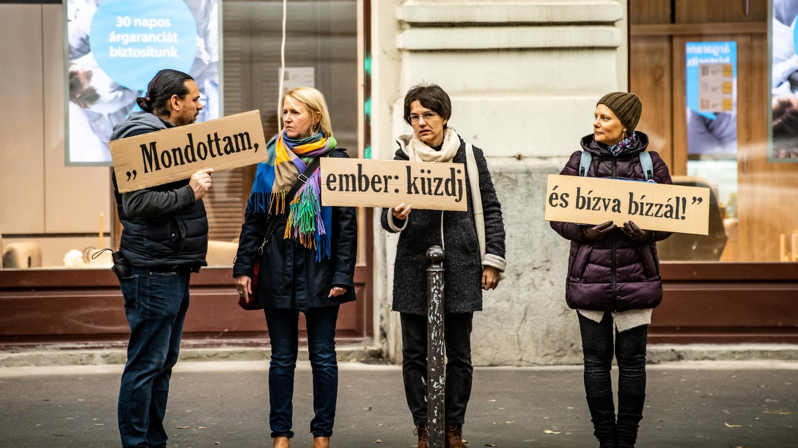 Péntek reggel Budapesten élőlánccal álltak ki a magyarországi pedagógusokért