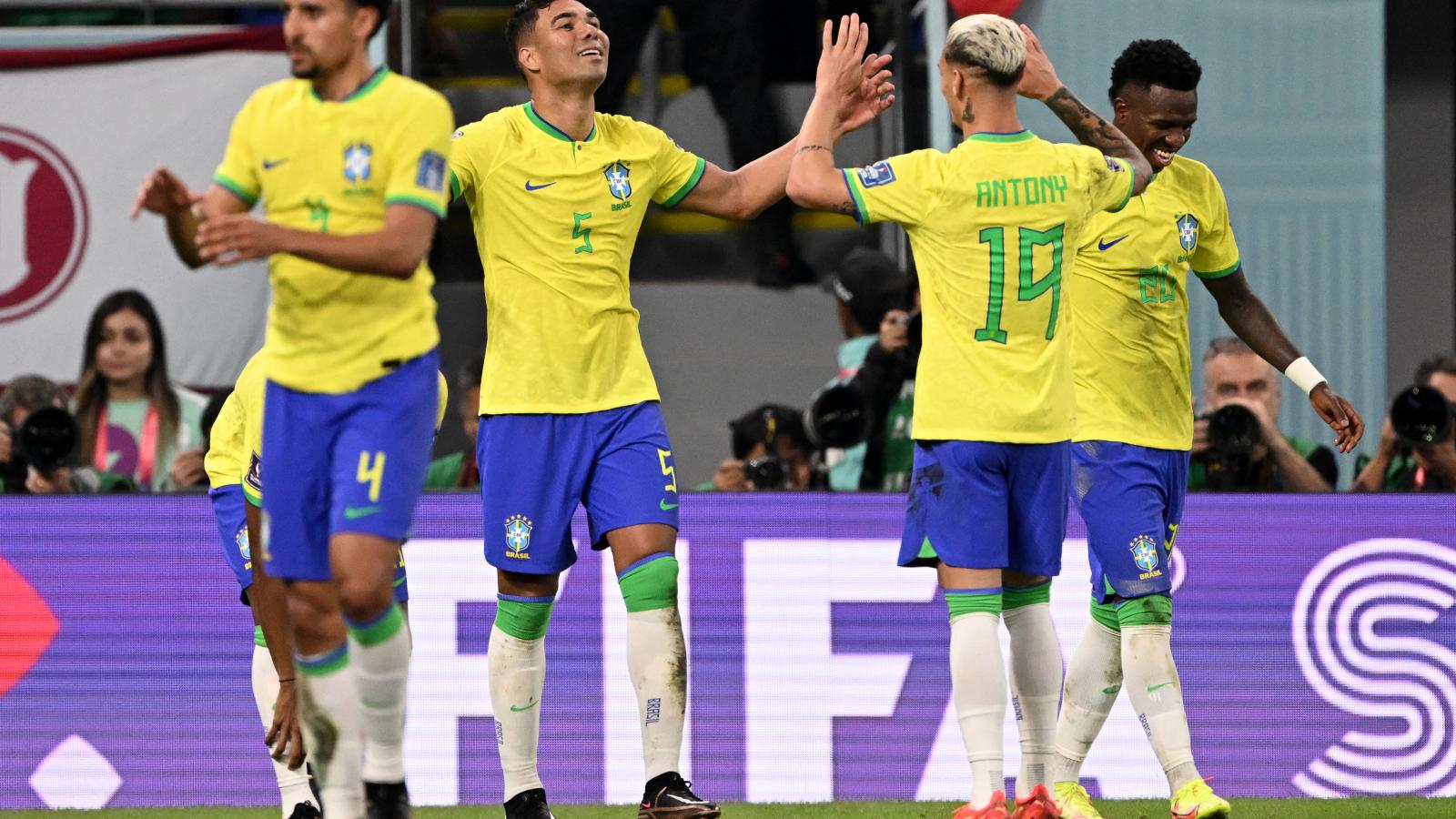 A brazil gólszerző, Casemiro (balról a második) öröme