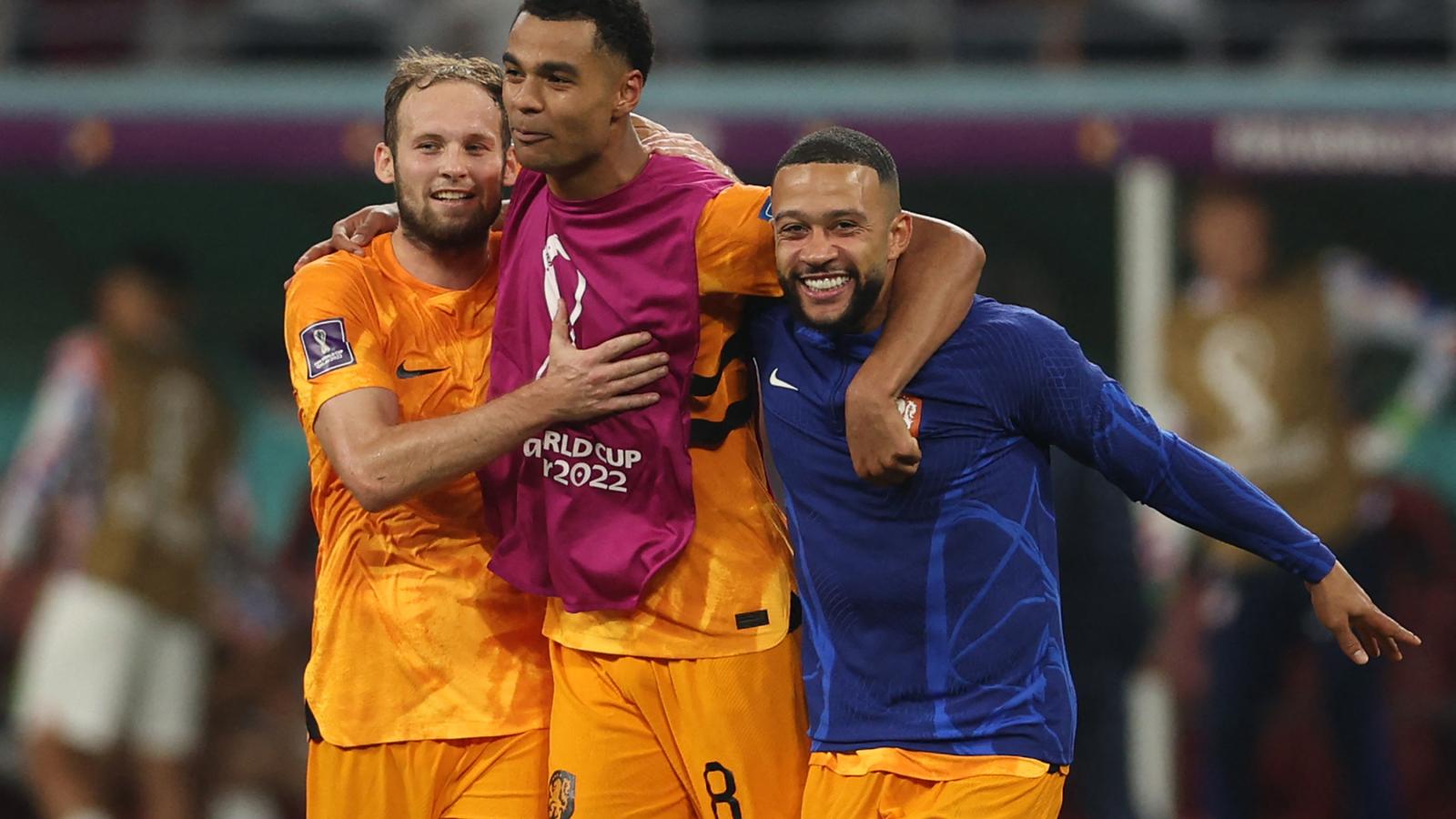 Daley Blind, Memphis Depay és Cody Gakpo ünnepel